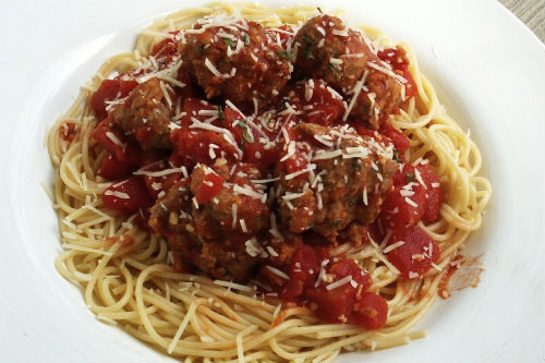 espaguetis con albóndigas
