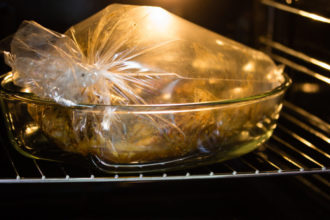 Cómo cocinar carne en bolsas al horno