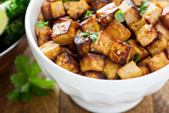 se puede cocinar el tofu sin aceite