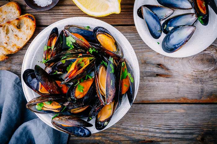 la mejor manera de limpiar los mejillones antes de cocinarlos