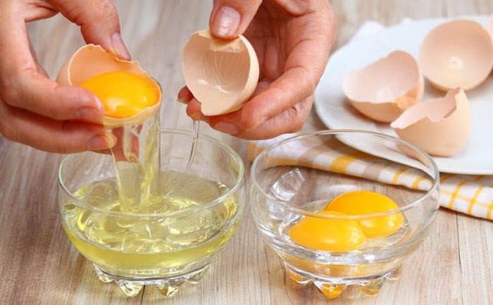 trucos para separar las claras de las yemas del huevo