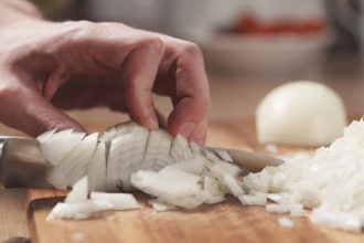 como cocinar con cebolla cruda