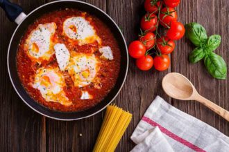 como cocinar una salsa de tomate casera